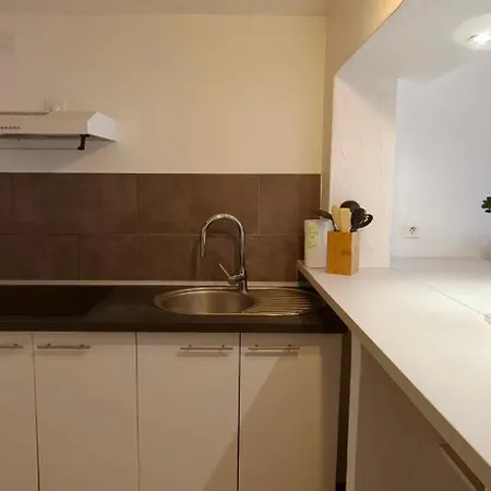 Renovated Flat With Parking In Center *